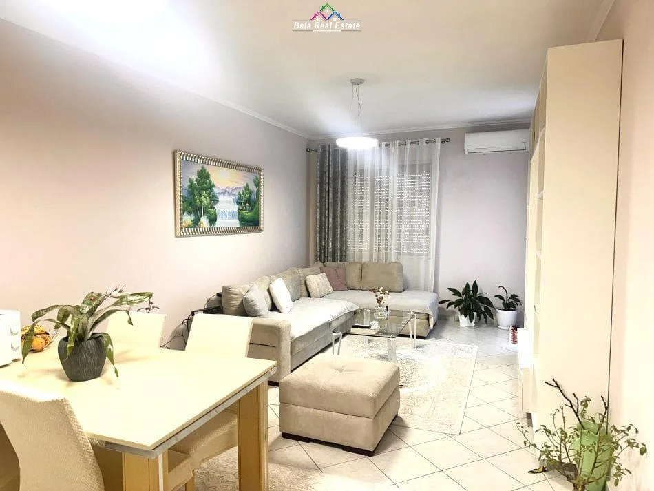 Tirane, jepet me qera apartament 1+1+Ballkon Kati 8, 65 m² (astir)