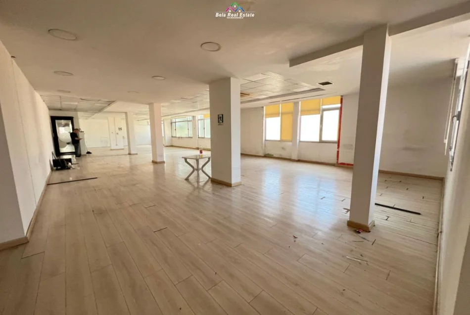 Tirane, jepet me qera zyre Kati 2, 300 m² 4.500 € (Stadiumi Dinamo)