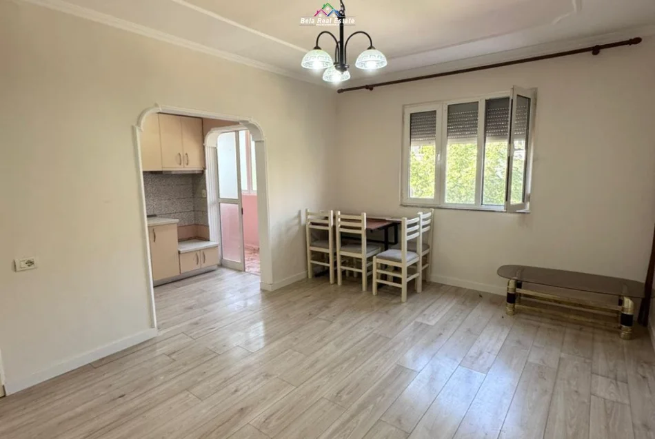 Tirane, jepet me qera apartament 1+1 Kati 2, 58 m² 121.000 € (Pallati me shigjeta)