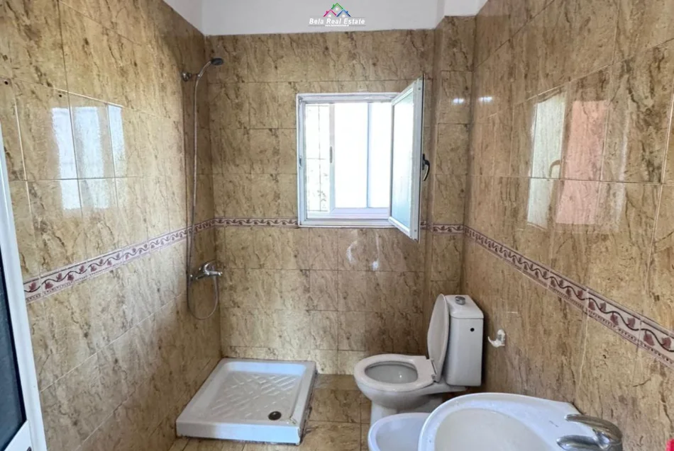 Tirane, jepet me qera apartament 1+1 Kati 2, 58 m² 121.000 € (Pallati me shigjeta)