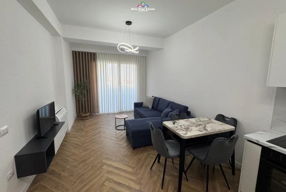 Tirane, jepet me qera apartament 1+1+Ballkon , 70 m² 580 € (golden park)