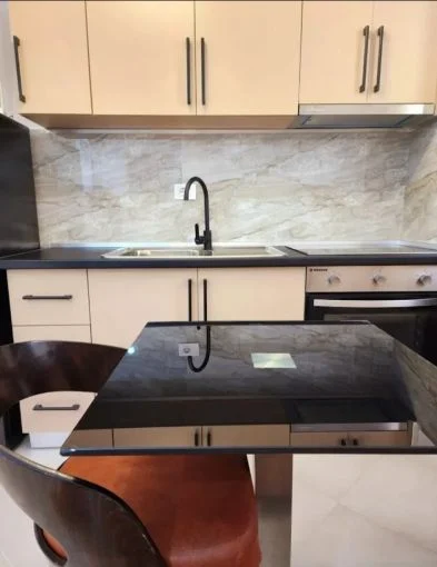 Tirane, jepet me qera apartament 1+1 Kati 4, 45 m² 400 € (spitali qsut)