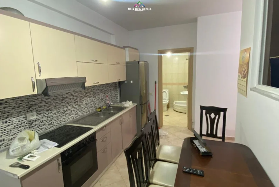 Tirane, jepet me qera apartament 1+1+Ballkon Kati 5, 55 m² 550 € (komuna e parisit)