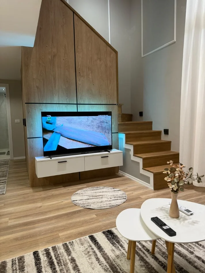 Tirane, jepet me qera apartament duplex 1+1 Kati 1, 70 m² 650 € (kompleksi golden park)