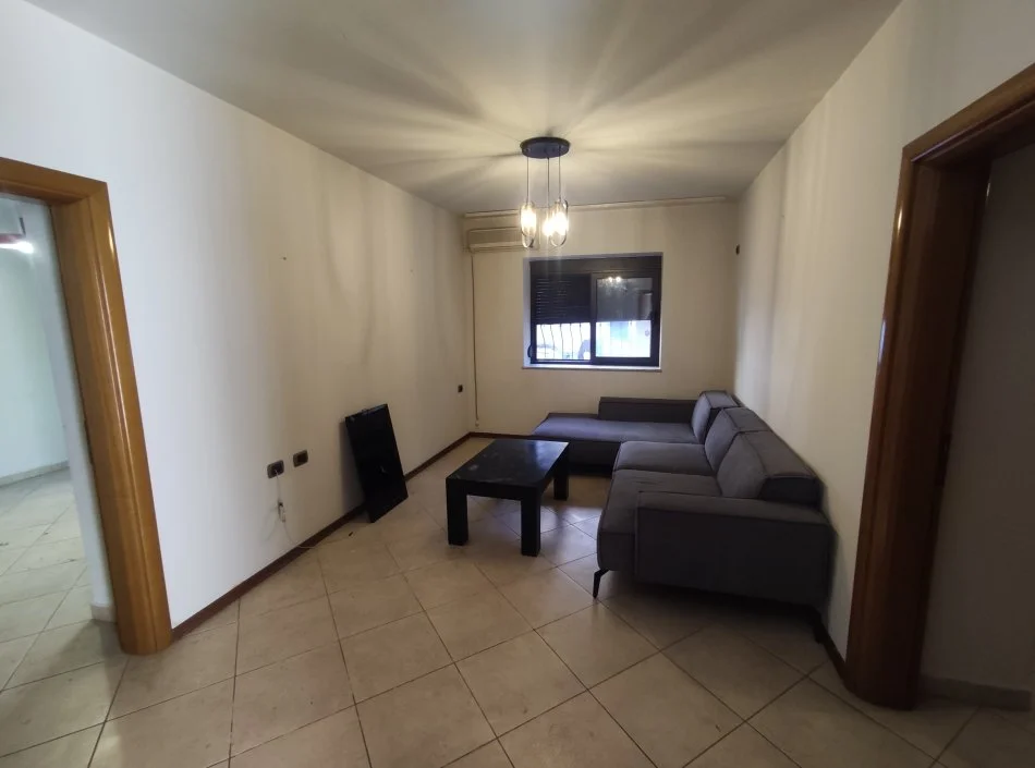 Tirane, jepet me qera apartament 2+1+Ballkon Kati 1, 78 m² 400 € (brryli)