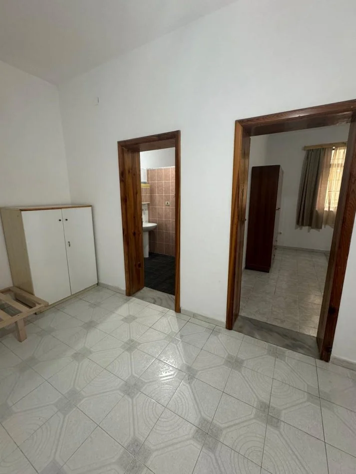 Tirane, jepet me qera Vile 1+1 Kati 1, 80 m² 330 € (Rruga Ali Pasha Tepelena)
