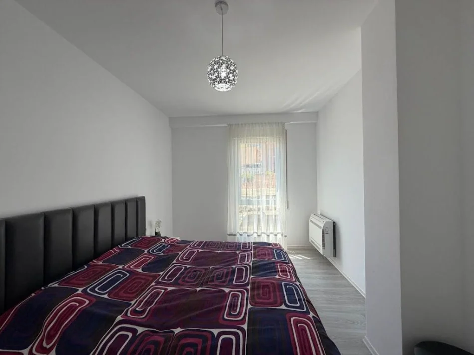 Tirane, jepet me qera apartament 1+1+Ballkon Kati 2, 65 m² 800 € (Qender)