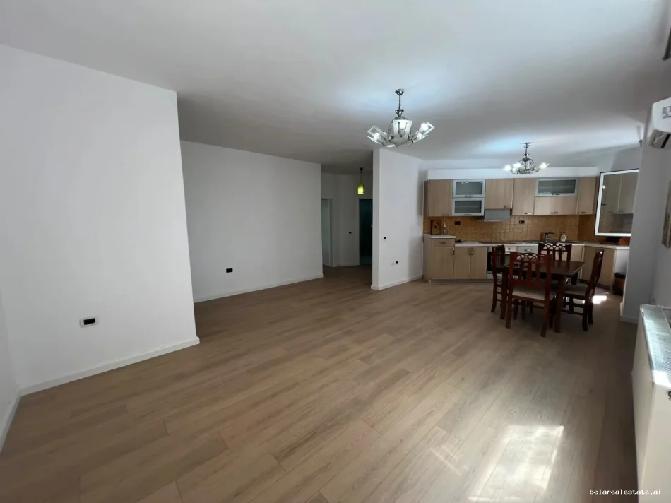 Tirane, jepet me qera zyre Kati 2, 120 m² 940 € (Rruga Lidhja e Prizerenit)