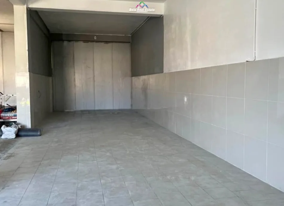 Tirane, jepet me qera magazine Kati 0, 337 m² 1.260 € (mezez)