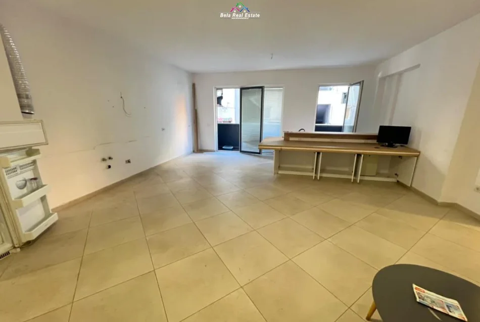Tirane, jepet me qera zyre Kati 2, 94 m² 730 € (mine peza)