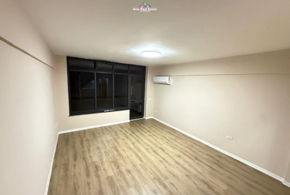 Tirane, jepet me qera zyre Kati 4, 130 m² 1050 € (qender)