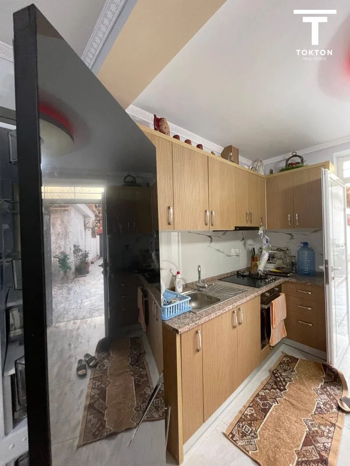 Tirane, jepet me qera shtepi 2+1 Kati 0, 800 € (xhamllik)