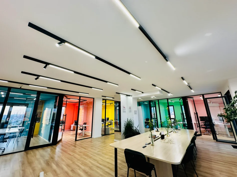 Tirane, jepet me qera zyre Kati 4, 220 m² 1.700 € (bulevardi i ri)