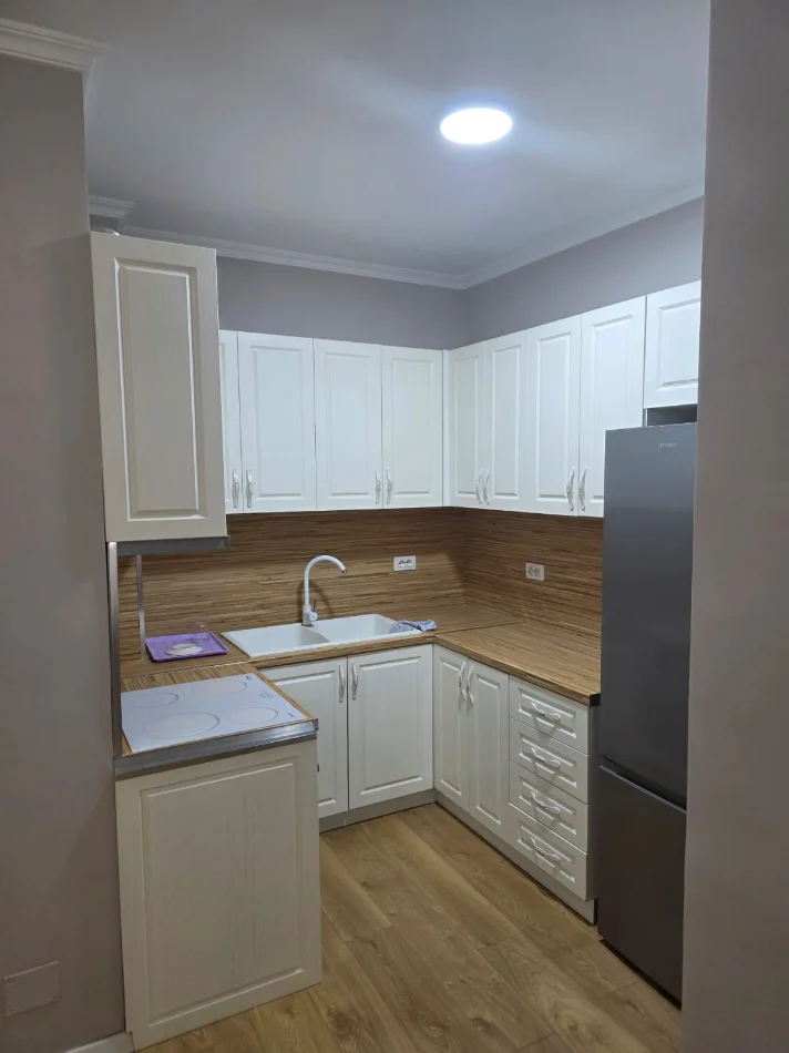 Tirane, jepet me qera apartament 1+1 Kati 3, 61 m² 700 € (Liqeni i Thate)