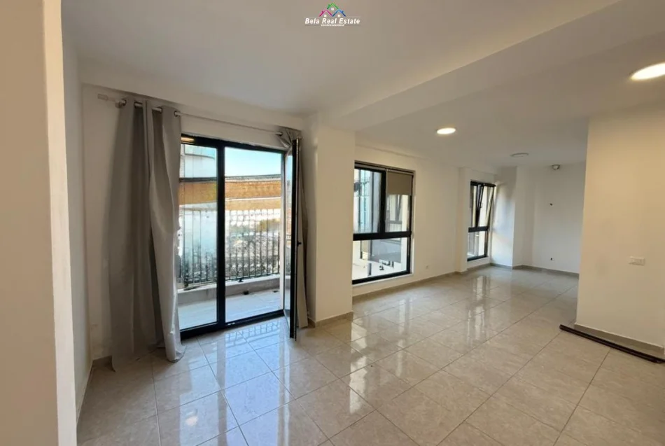 Tirane, jepet me qera zyre Kati 2, 89 m² 790 € (Pazari i Ri)