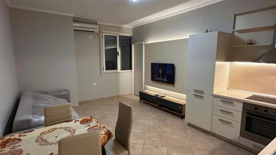 Tirane, jepet me qera apartament 2+1+Ballkon Kati 4, 88 m² 750 € (Rruga Kongresi i Manastirit, prane Pediatrise)