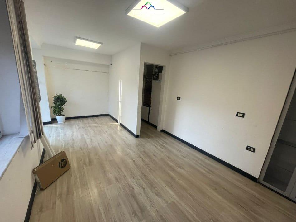 Tirane, jepet me qera zyre Kati 1, 30 m² 500 € (rruga e kavajes)