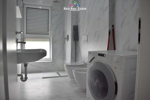 Tirane, jepet me qera apartament 1+1+Ballkon Kati 5, 60 m² 475 € (ali demi)