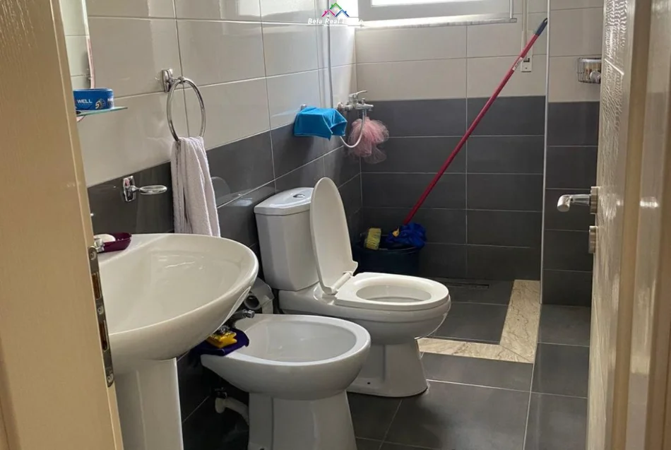 Tirane, jepet me qera apartament 1+1+Ballkon Kati 7, 65 m² 470 € (5 maj)