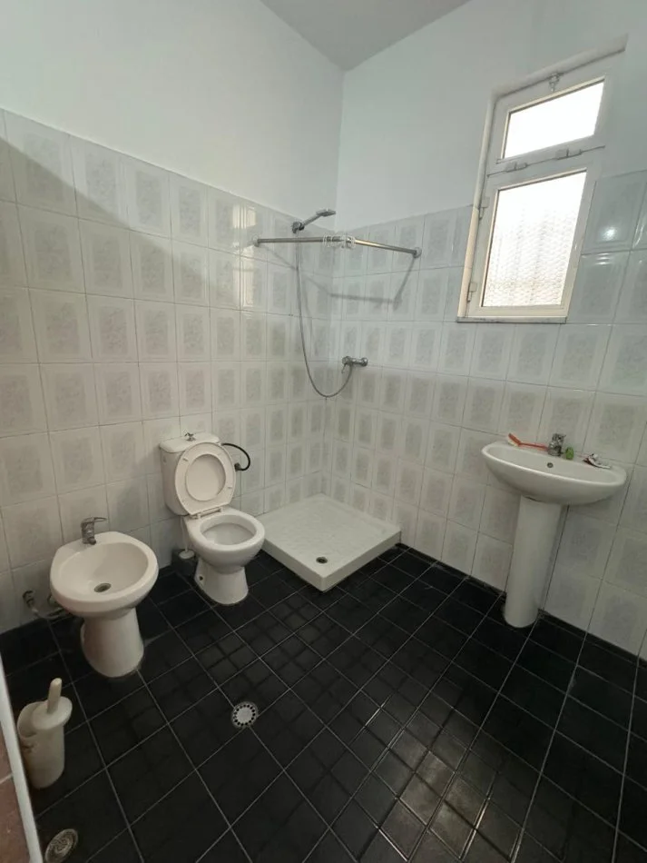Tirane, jepet me qera Vile 1+1 Kati 1, 80 m² 330 € (Rruga Ali Pasha Tepelena)