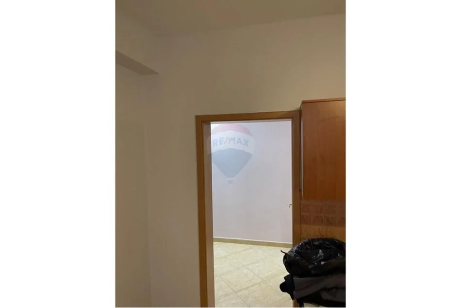 Tirane, jepet me qera apartament 2+1 Kati 2, 103 m² 650 € (Rruga e kavajes)