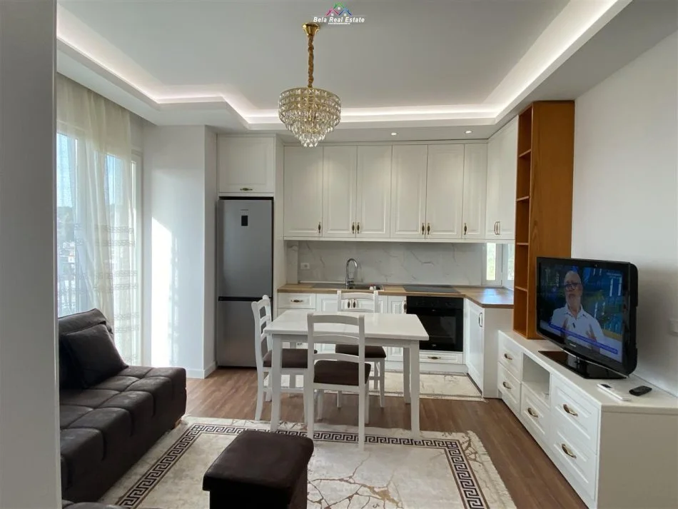 Tirane, jepet me qera apartament 2+1+Ballkon Kati 3, 75 m² 550 € (Sauk, prane Karburantit)