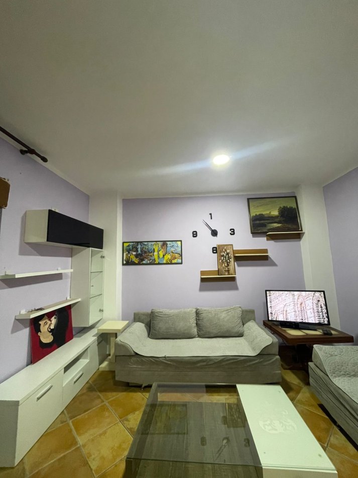 Tirane, jepet me qera apartament 1+1+Ballkon Kati 3, 65 m² 600 € (RRUGA E DURRESIT)