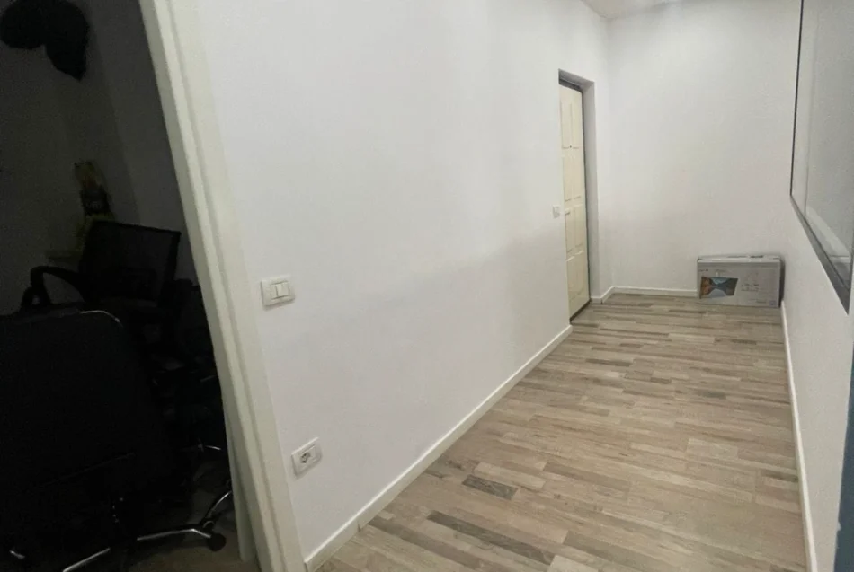 Tirane, jepet me qera zyre Kati 4, 110 m² 1.470 € (sheshi willson)