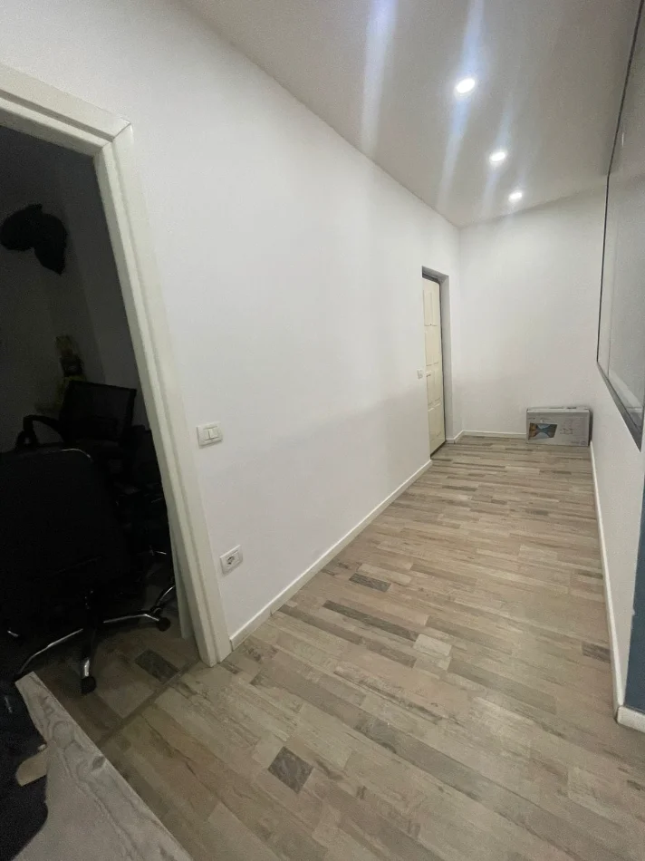 Tirane, jepet me qera zyre Kati 4, 110 m² 1.470 € (Sheshi Willson)