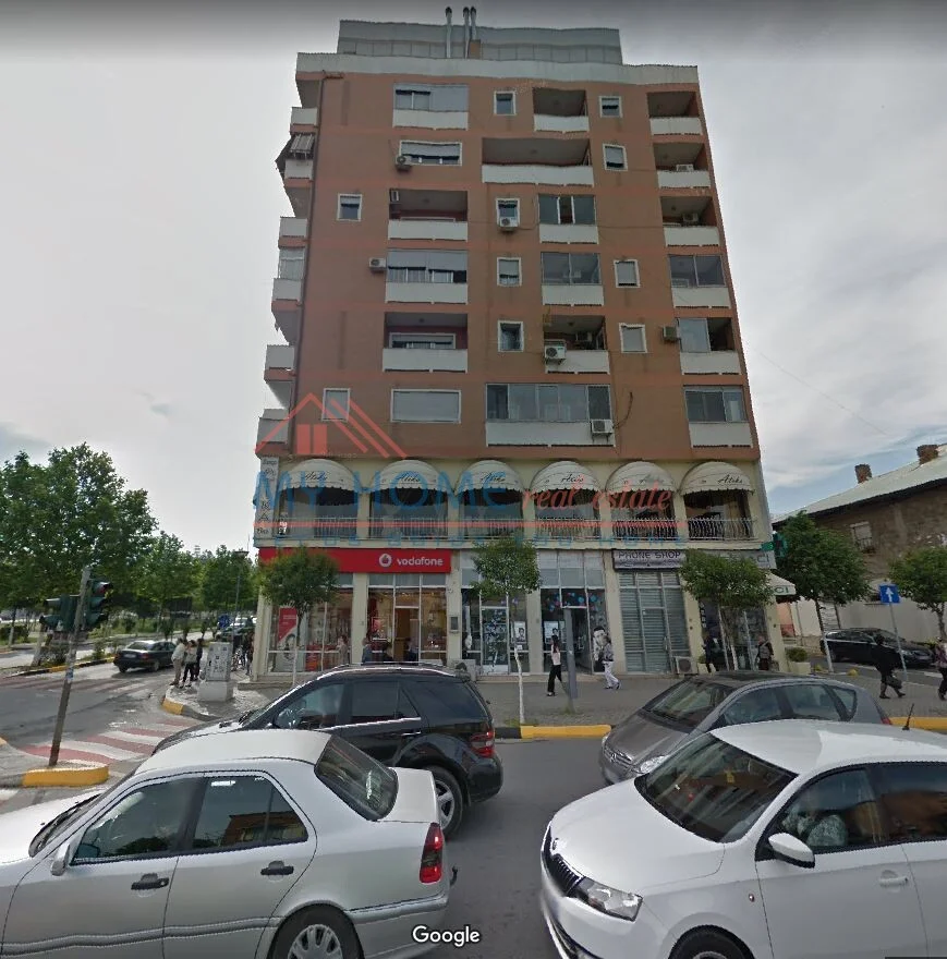 Tirane, jepet me qera apartament 1+1+Aneks+Ballkon Kati 2, 65 m² 600 € (Komuna e Parisit, pallati i Vodafone)