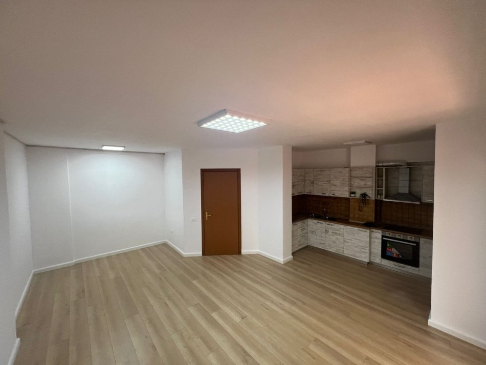 Tirane, jepet me qera zyre Kati 2, 115 m² 900 € (rruga e bogdaneve)