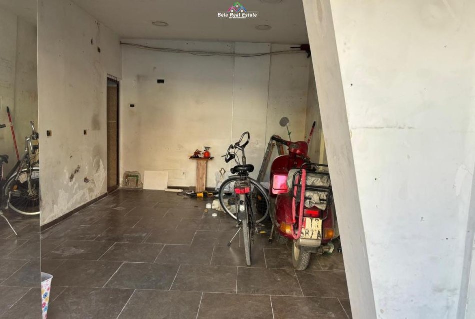 Tirane, jepet me qera dyqan Kati 0, 25 m² 900 € (Rruga e Kavajes)