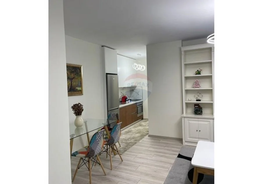 Tirane, jepet me qera apartament 1+1 Kati 8, 70 m² 900 € (Rruga e Kosovareve)