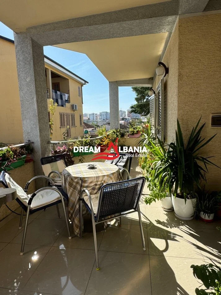Tirane, jepet me qera apartament 3+1+Ballkon Kati 2, 200 m² 500 € (, Ura Institutit)