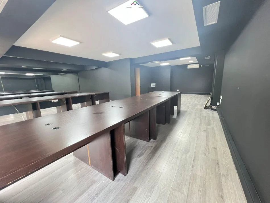 Tirane, zyre Kati 2, 200 m²  3500 euro (Rruga Sami Frasheri)