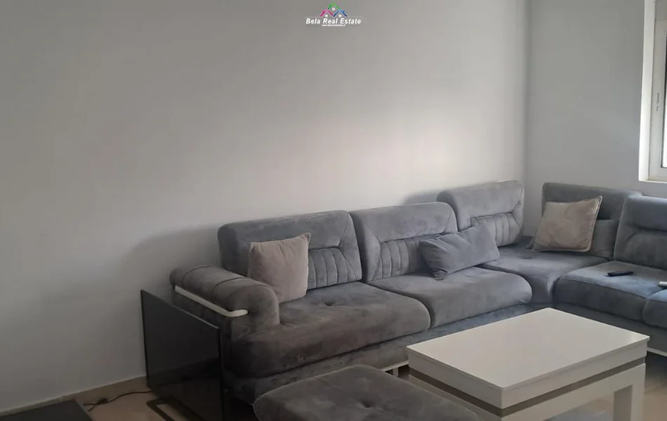 Tirane, jepet me qera apartament 1+1+Ballkon Kati 3, 60 m² 500 € (VARRI BAMIT)
