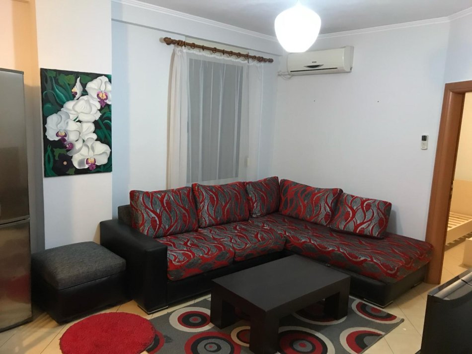 Tirane, jepet me qera apartament 1+1+Ballkon Kati 6, 52 m² 500 € (vasil shanto)