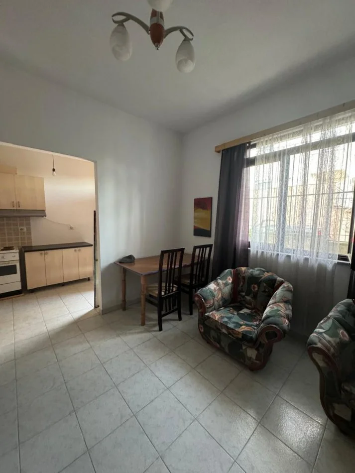 Tirane, jepet me qera Vile 1+1 Kati 1, 80 m² 330 € (Rruga Ali Pasha Tepelena)