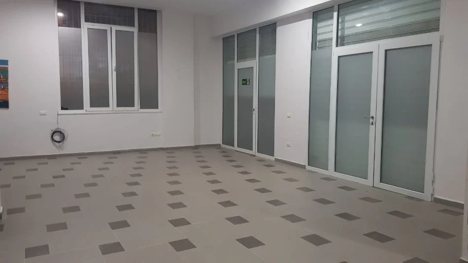 Tirane, shitet dyqan Kati 0, 65 m² 145.000 € (Rr. Idriz Dollaku)