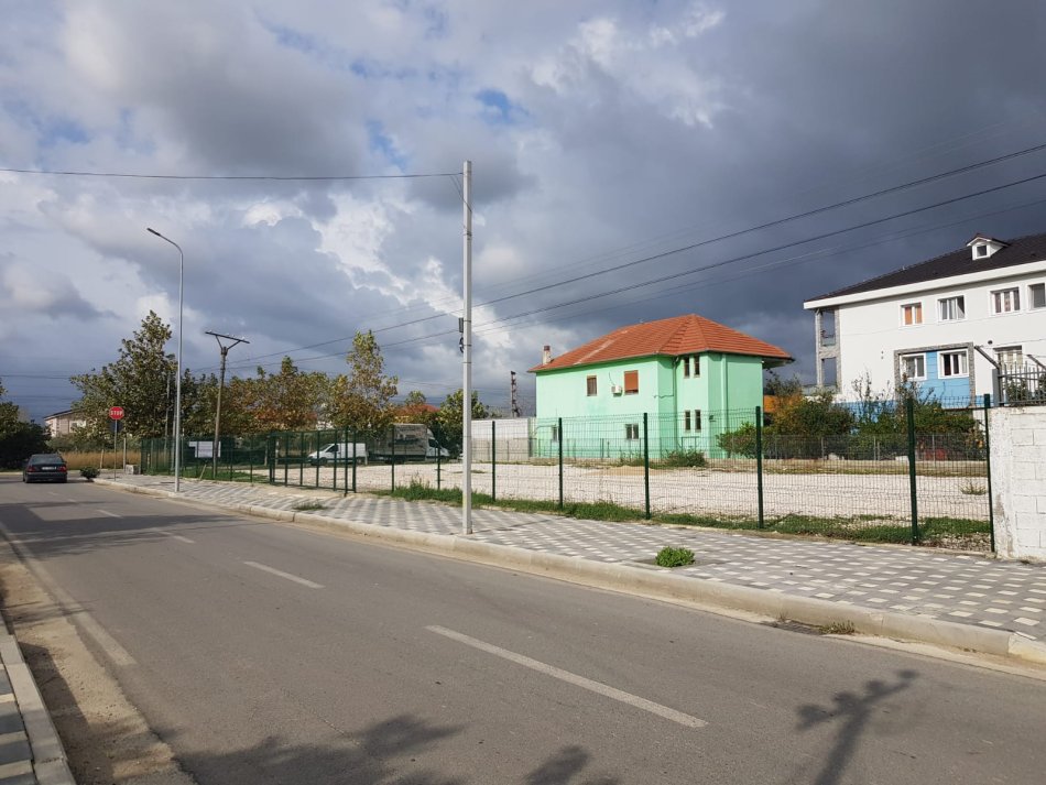 Tirane, jepet me qera toke , 1.200 m² (rruga albanet, Valias)