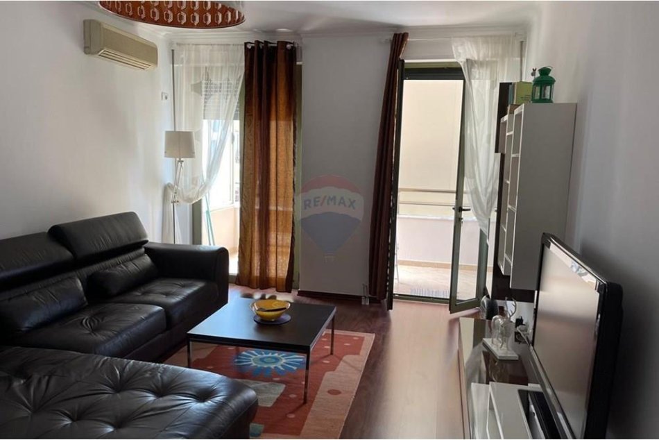 Tirane, jepet me qera apartament 2+1 Kati 9, 110 m² 800 € (Komuna e Parisit)