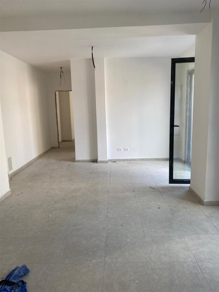 Tirane, jap me qera zyre Kati 3, 89 m² (prane Pazarit te Ri)