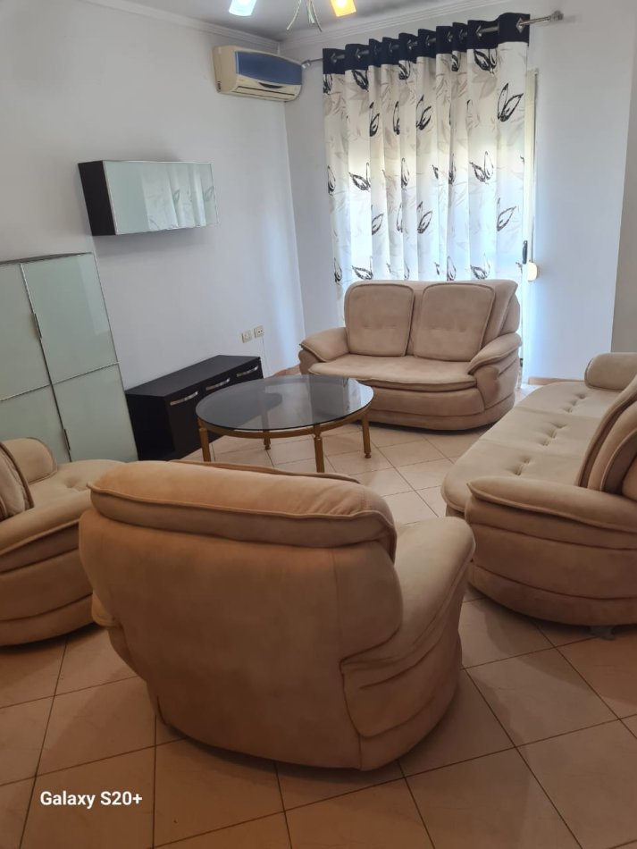 Tirane, jepet me qera apartament 2+1 Kati 5, 106 m² 650 € (Sheshi Wilson)