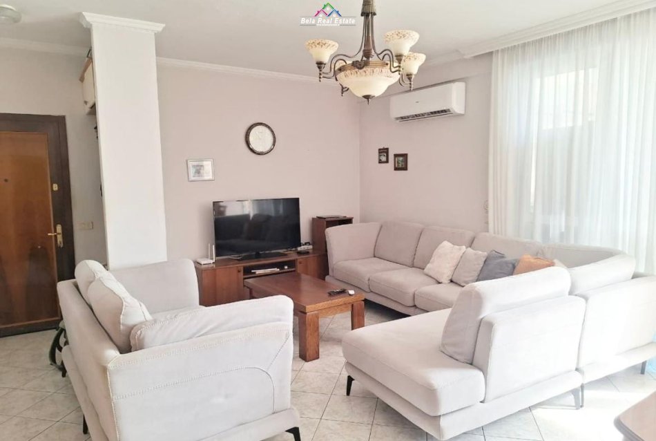 Tirane, jepet me qera apartament 3+1+Ballkon Kati 7, 110 m² 700 € (SELVIA)