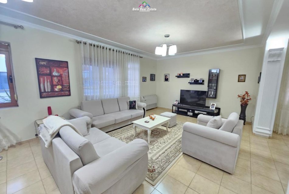 Tirane, jepet me qera apartament 3+1 Kati 2, 140 m² 700 € (Rruga Aleksander Moisiu)