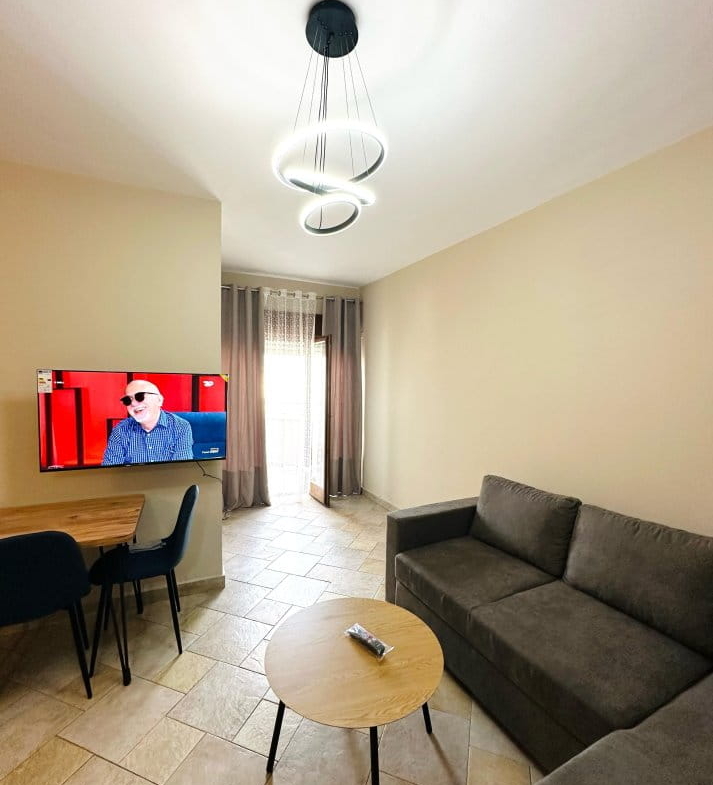 Tirane, jepet me qera apartament 1+1 Kati 15, 50 m² 600 € (Qender)