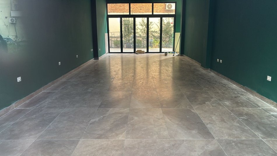 Tirane, jepet me qera dyqan Kati 0, 86 m² 1.000 € (Rruga Frosina Plaku)