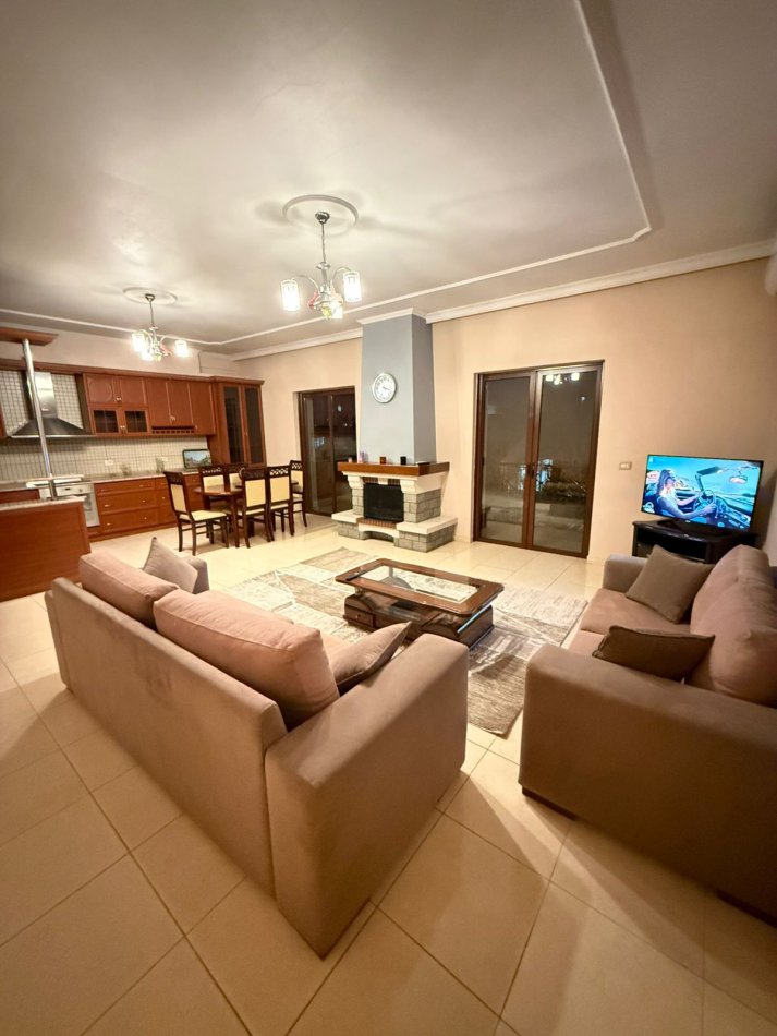 Tirane, jepet me qera Vile 3+1 Kati 2, 505 m² 900 € (Rruga Kadri Prishtina)