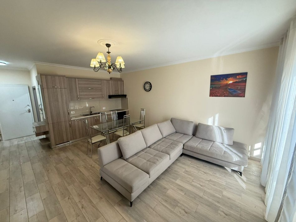 Tirane, jepet me qera apartament 1+1 Kati 1, 70 m² 570 € (Rruga e Dibres)