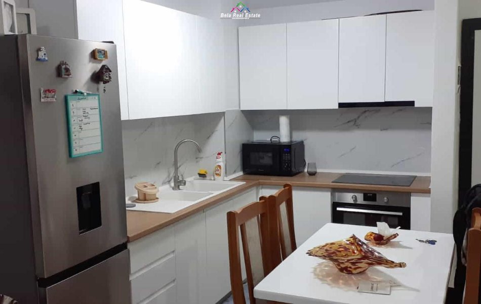 Tirane, jepet me qera apartament 1+1 , 70 m² 570 € (Rruga e Kavajes)